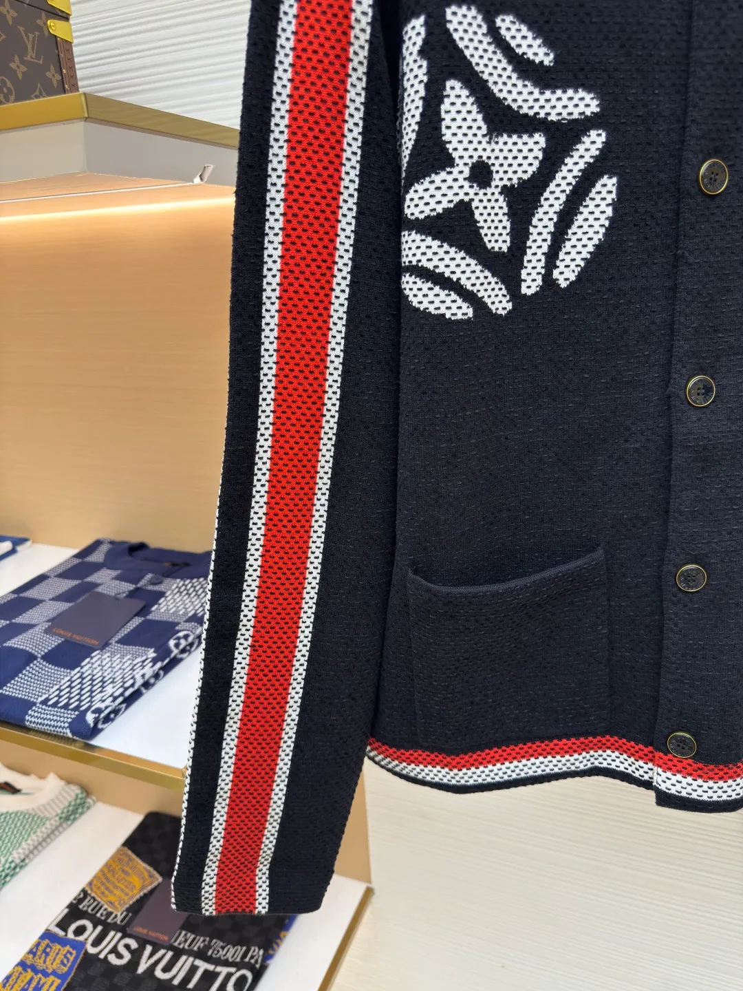 LOUIS VUITTON x Nigo polka dot pattern knitted sweater ●Authentic product: Purchased and developed at 19400 ●Item number: 1680152-D05 ●Fabric: woolen material ●Technology: knitted ●Version: fitted version ●Weight: about 600 grams ●Size: XS-S-M-L ●Description: Made of imported pure cotton fabric customized by YB, it has excellent skin-friendliness and no burden when worn next to the body. It brings the ultimate comfort experience and has good breathability. You will not feel stuffy even if you wear it for a long time; the pattern design is unique, and the printed pattern on the chest uses complex computer technology to present the texture. Clear and three-dimensional; the stripe decoration technology is superb, the red and white stripes are neatly arranged along the cuffs and hem, the color contrast is sharp and the transition is natural, showing the attention to detail; the pockets and buttons are carefully installed, the position is precise, strong and durable, the overall routing is straight and delicate, the fabric is comfortable and soft, the color is consistent and there is no color difference It can be matched with the same style to create a fashionable look, and can be used in various occasions. Customized accessories, complete with three standards, same style for men and women!